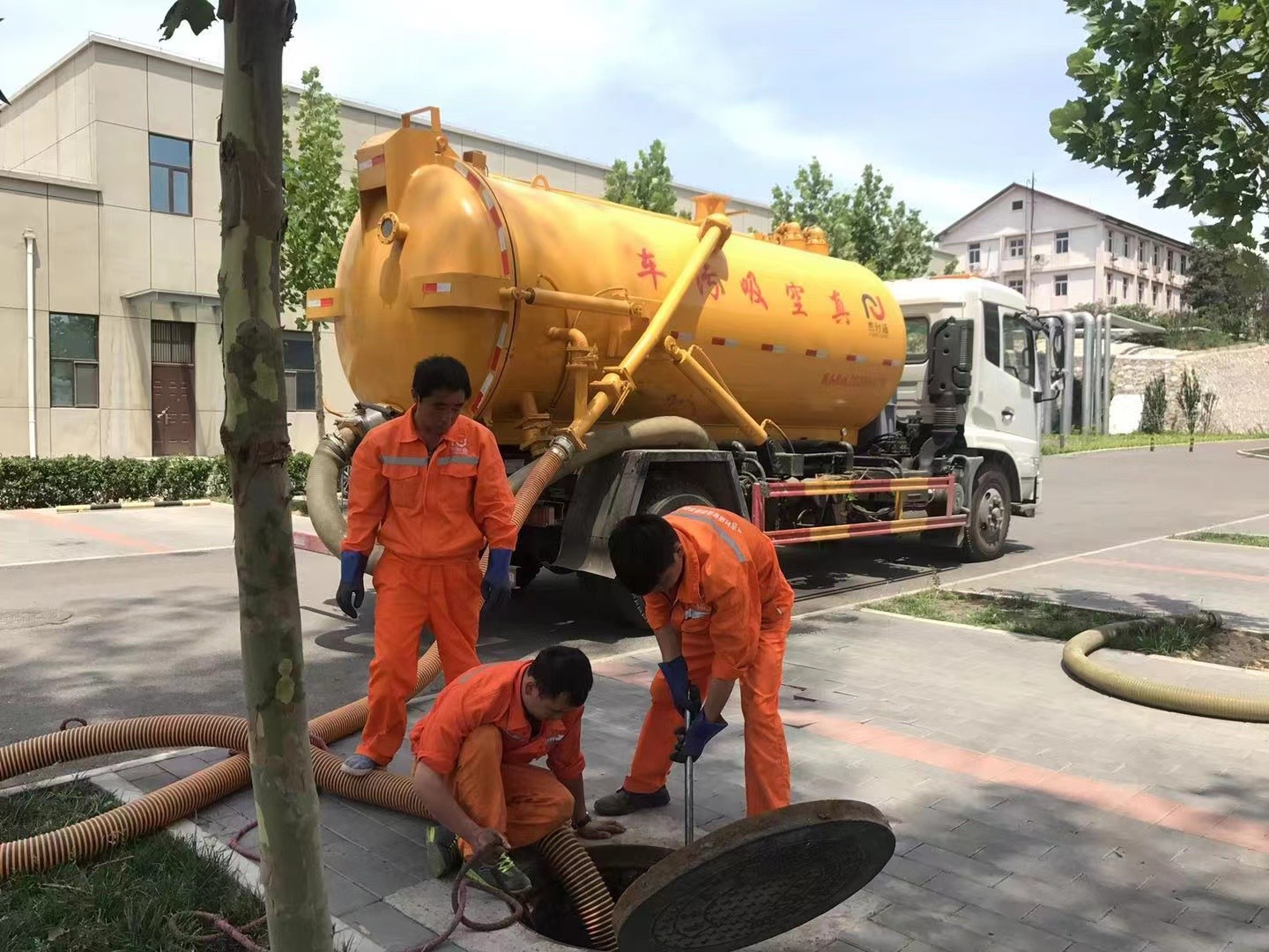 景泰管道疏通车停在窨井附近