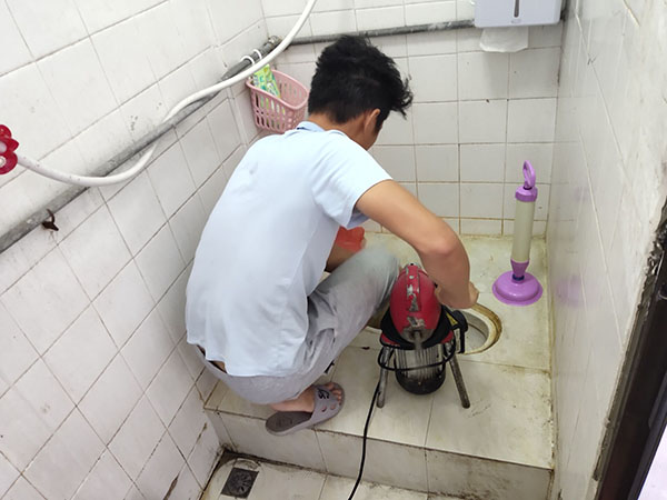 景泰管道堵塞冒臭气 专业师傅现场解决问题