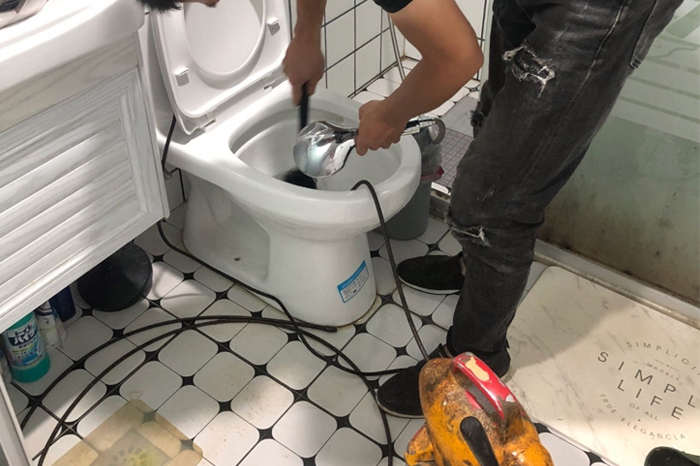 景泰马桶堵塞自己疏通还是找师傅?专业上门服务让你省时更省心